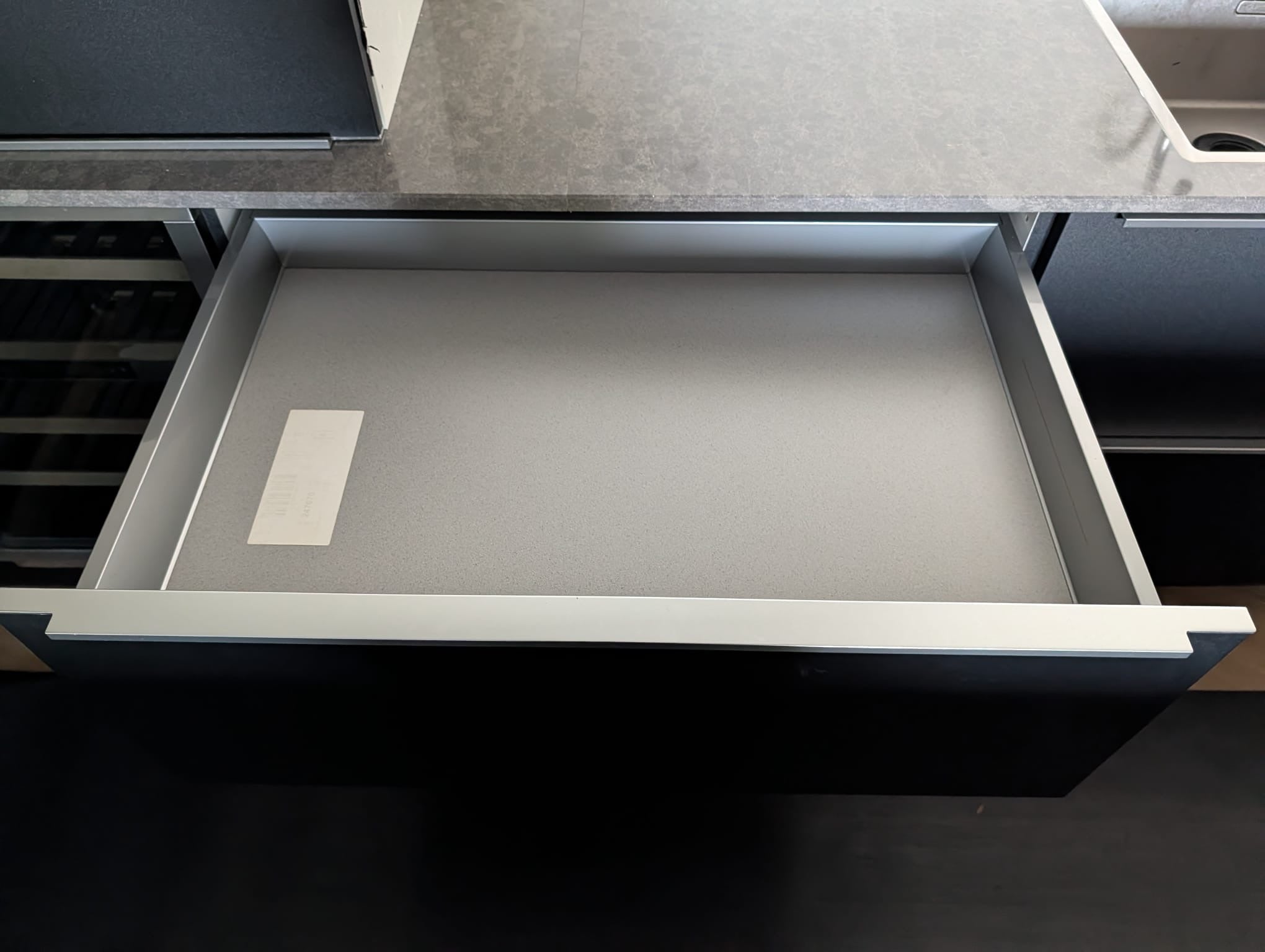 05069 - Moderne zwarte eilandkeuken