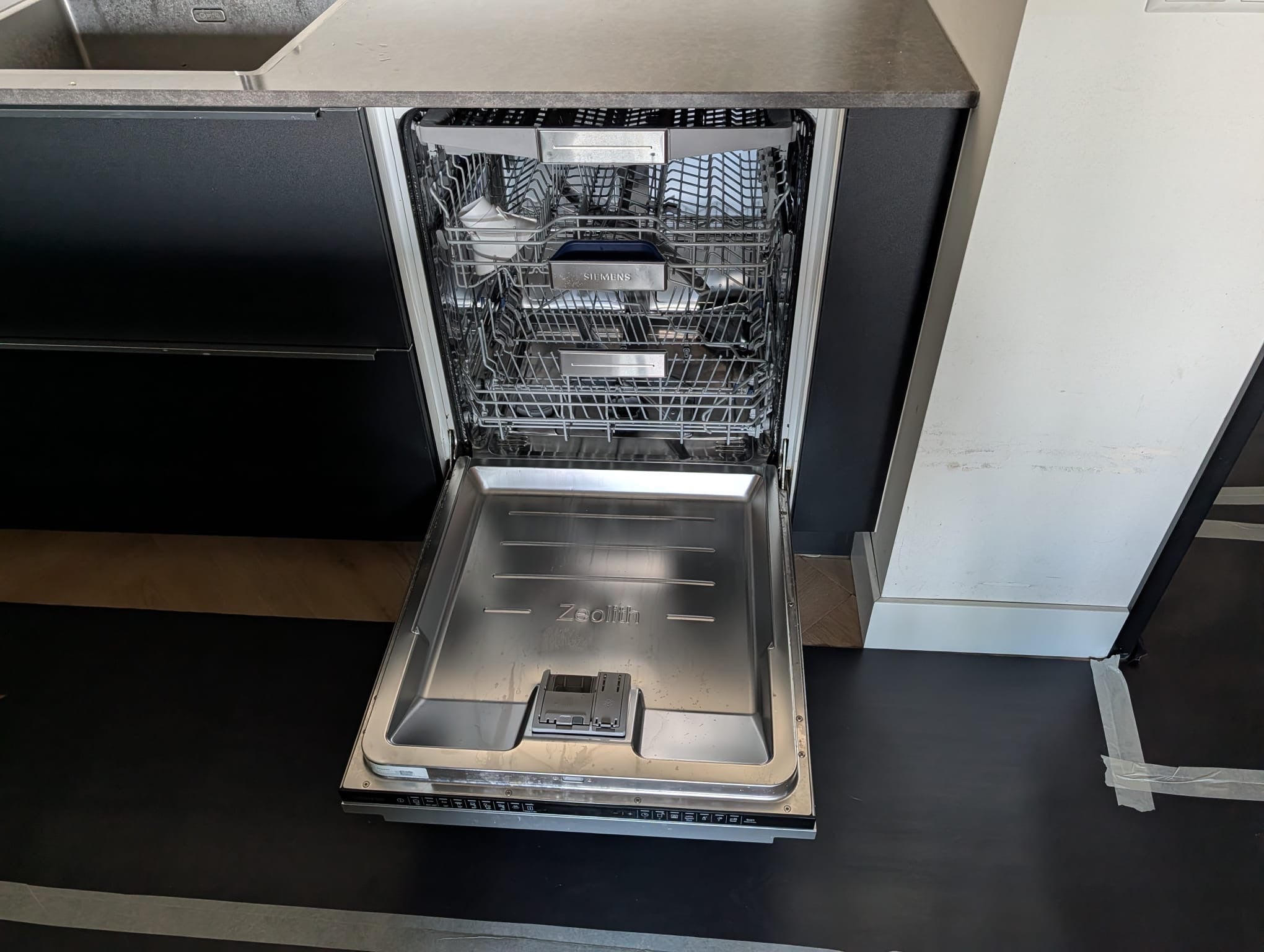 05069 - Moderne zwarte eilandkeuken