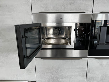 Tweedehands zwart en grijze Nobilia StoneArt eilandkeuken oven open van AEG