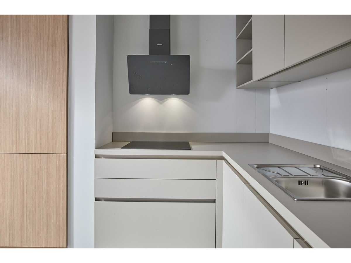 04819 - Schüller hoekkeuken in kiezelgrijs met houtlook kastenwand