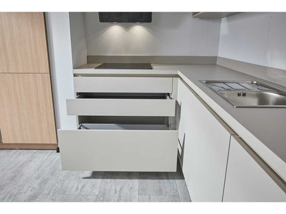 04819 - Schüller hoekkeuken in kiezelgrijs met houtlook kastenwand