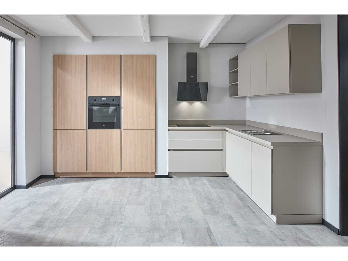 04819 - Schüller hoekkeuken in kiezelgrijs met houtlook kastenwand