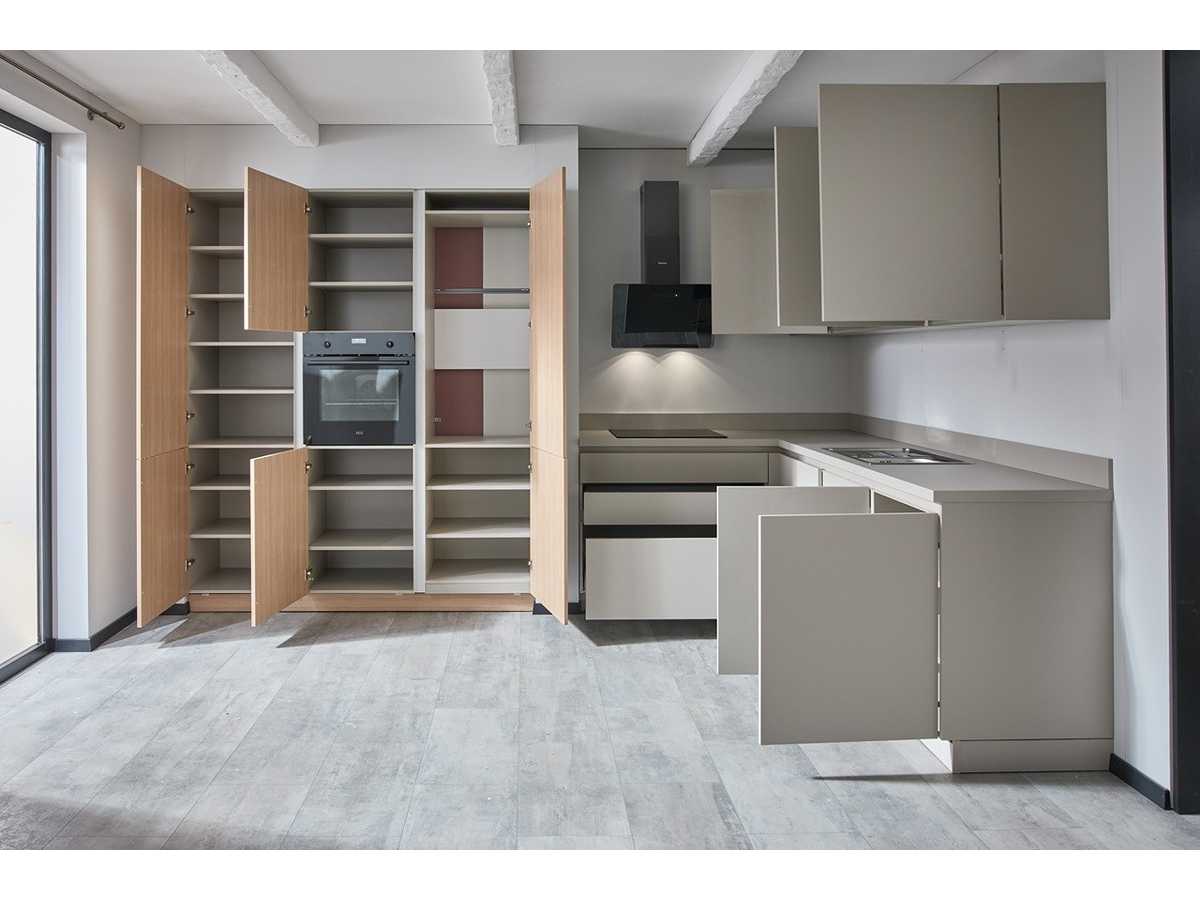 04819 - Schüller hoekkeuken in kiezelgrijs met houtlook kastenwand