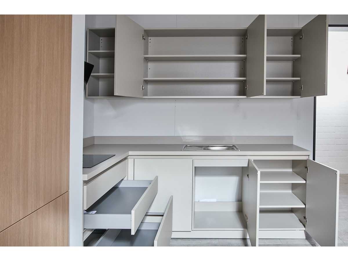 04819 - Schüller hoekkeuken in kiezelgrijs met houtlook kastenwand