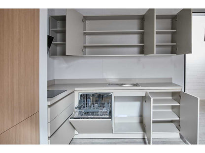 04819 - Schüller hoekkeuken in kiezelgrijs met houtlook kastenwand