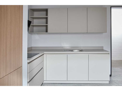 04819 - Schüller hoekkeuken in kiezelgrijs met houtlook kastenwand