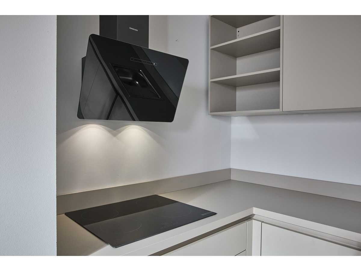 04819 - Schüller hoekkeuken in kiezelgrijs met houtlook kastenwand
