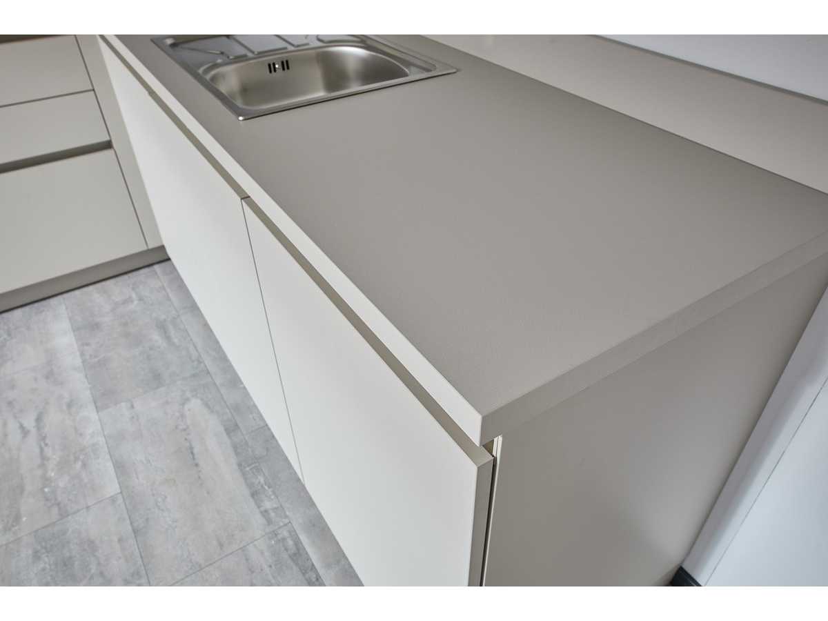 04819 - Schüller hoekkeuken in kiezelgrijs met houtlook kastenwand