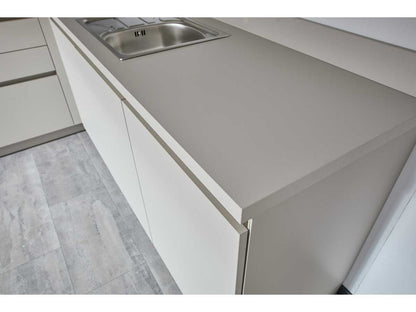 04819 - Schüller hoekkeuken in kiezelgrijs met houtlook kastenwand