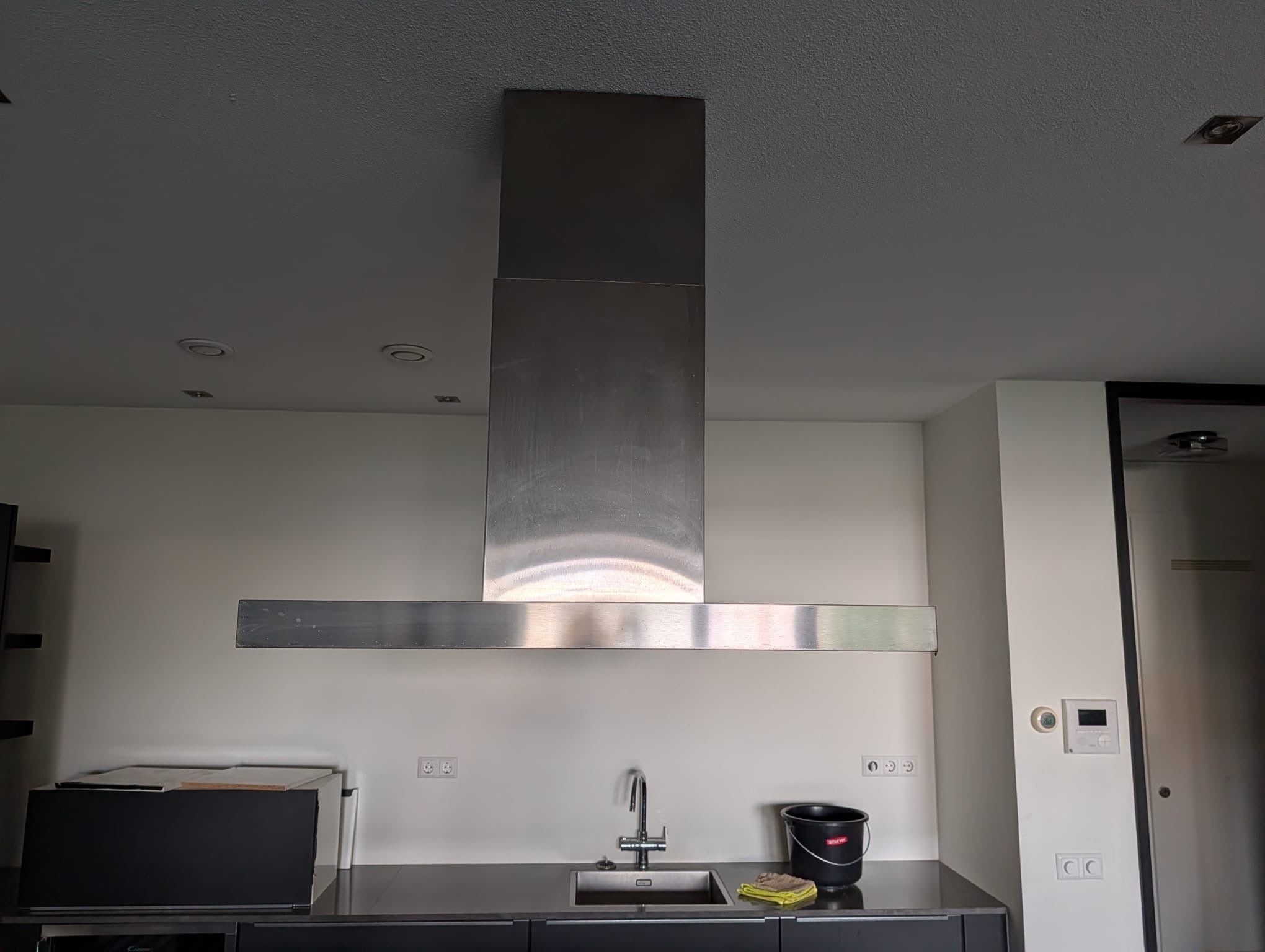 05069 - Moderne zwarte eilandkeuken