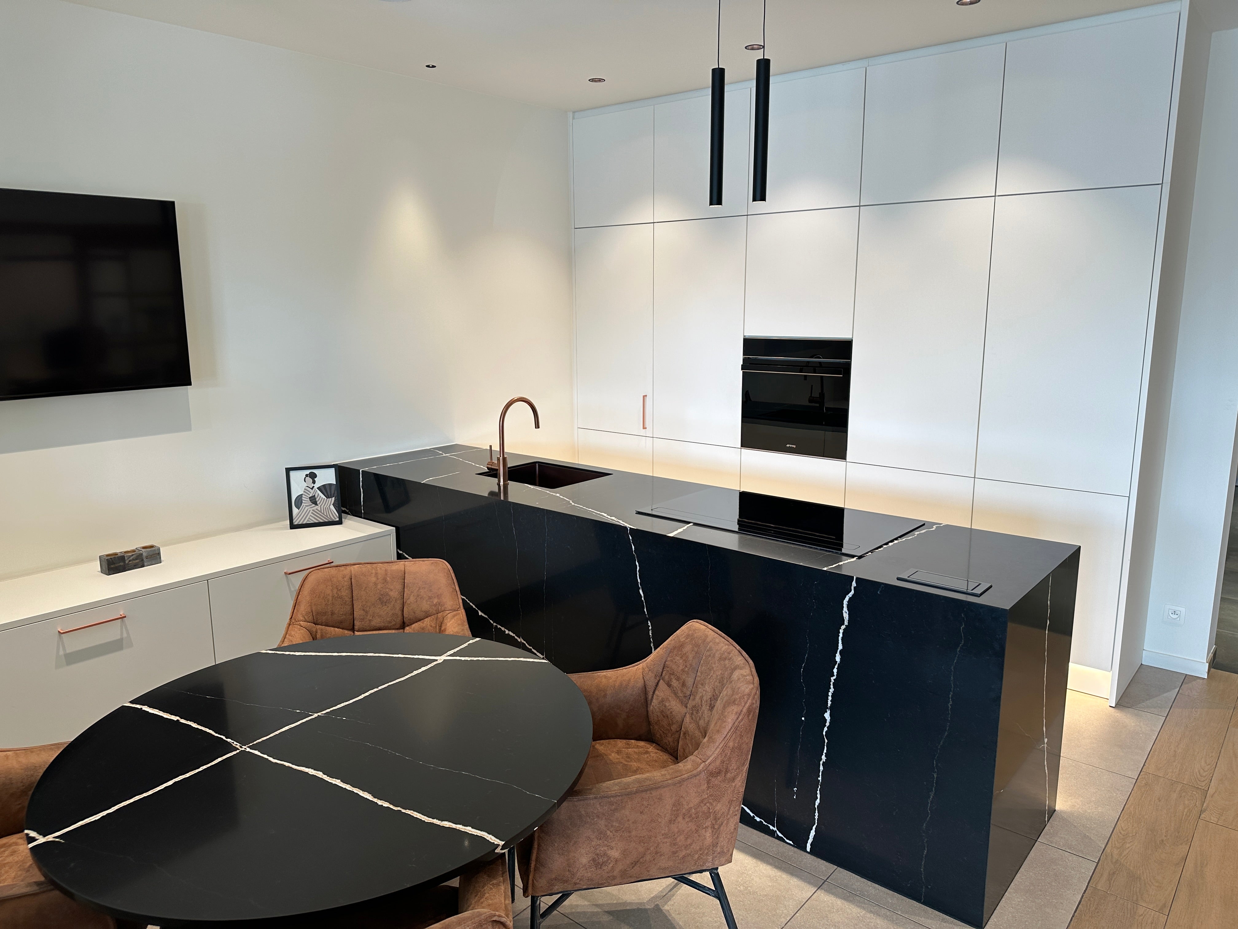 Eilandkeuken met tv-meubel