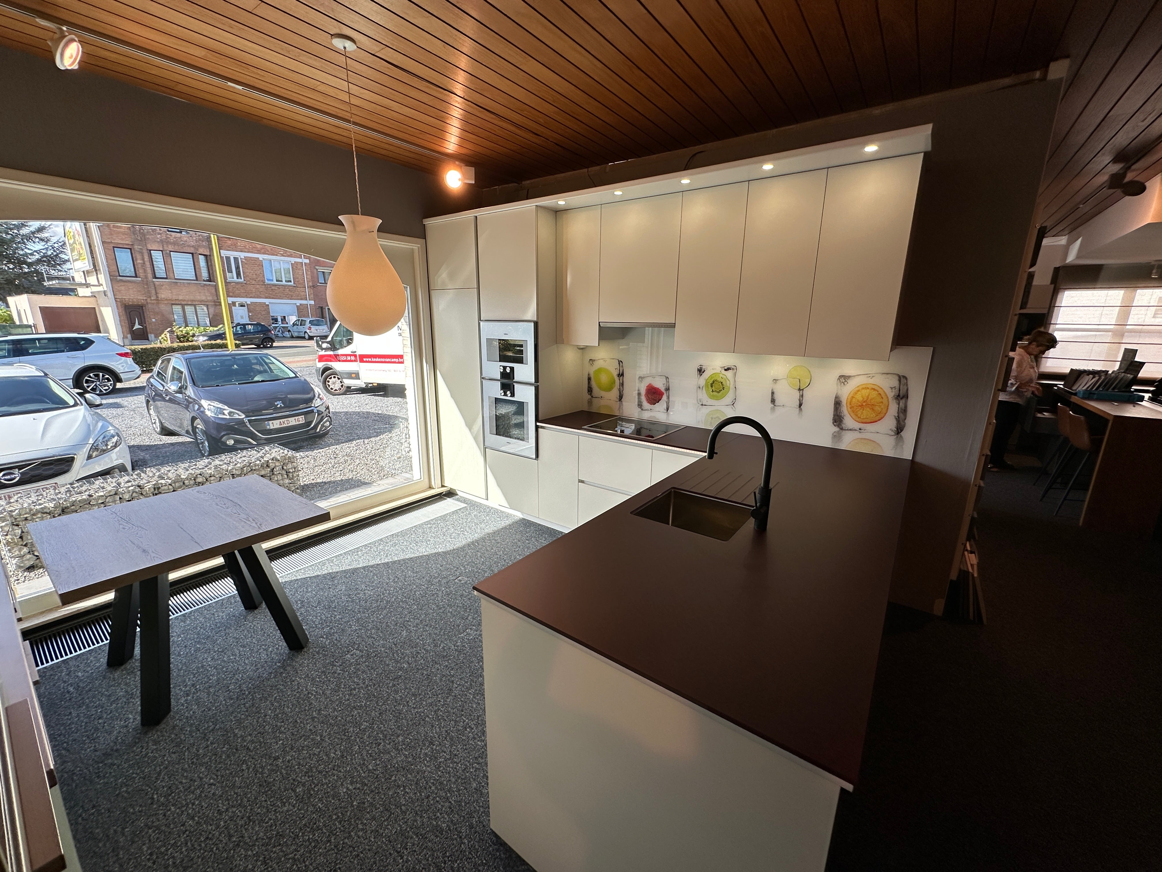 01716 - Witte schiereiland keuken met Gaggenau