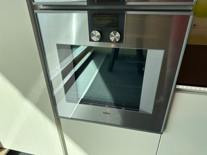 01716 - Witte schiereiland keuken met Gaggenau