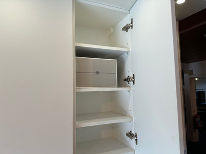 01716 - Witte schiereiland keuken met Gaggenau