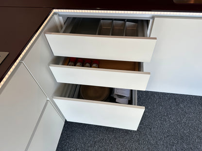01716 - Witte schiereiland keuken met Gaggenau