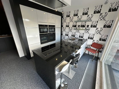 01720 - Witte eilandkeuken met bar