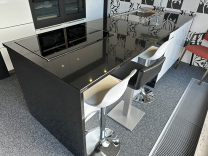01720 - Witte eilandkeuken met bar