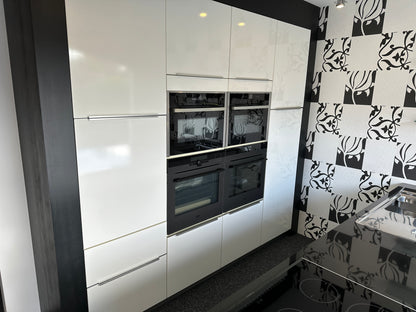 01720 - Witte eilandkeuken met bar