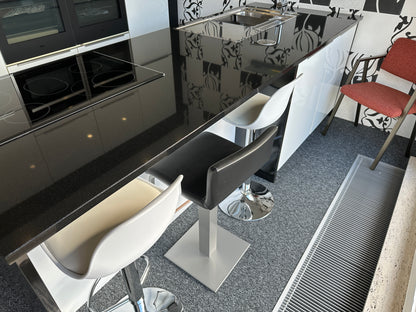 01720 - Witte eilandkeuken met bar