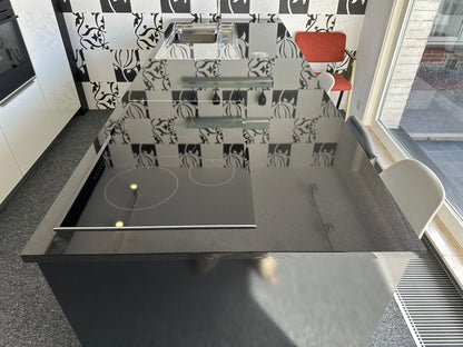 01720 - Witte eilandkeuken met bar
