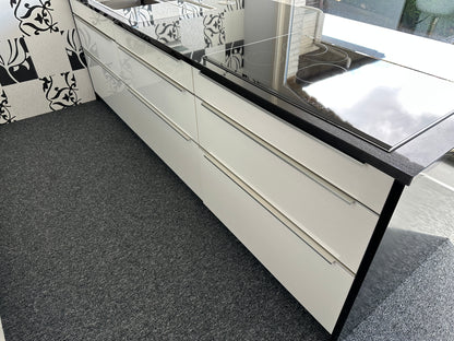 01720 - Witte eilandkeuken met bar