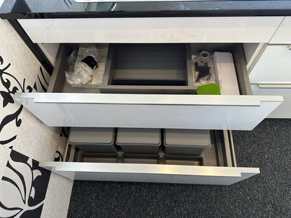 01720 - Witte eilandkeuken met bar