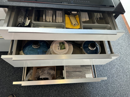 01720 - Witte eilandkeuken met bar