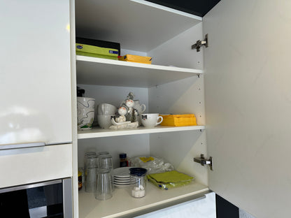 01720 - Witte eilandkeuken met bar