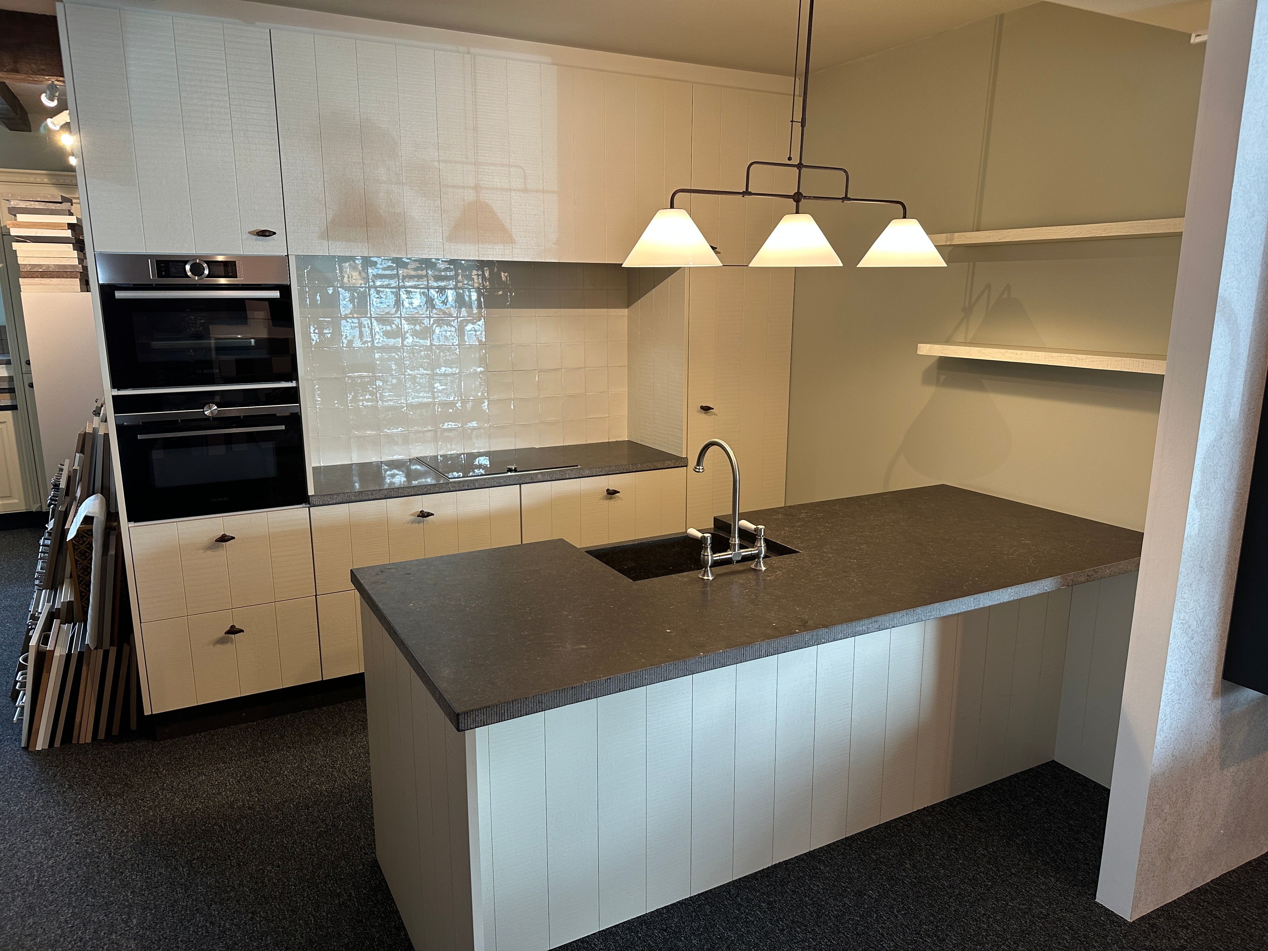 01706 - Witte schiereiland keuken met bar