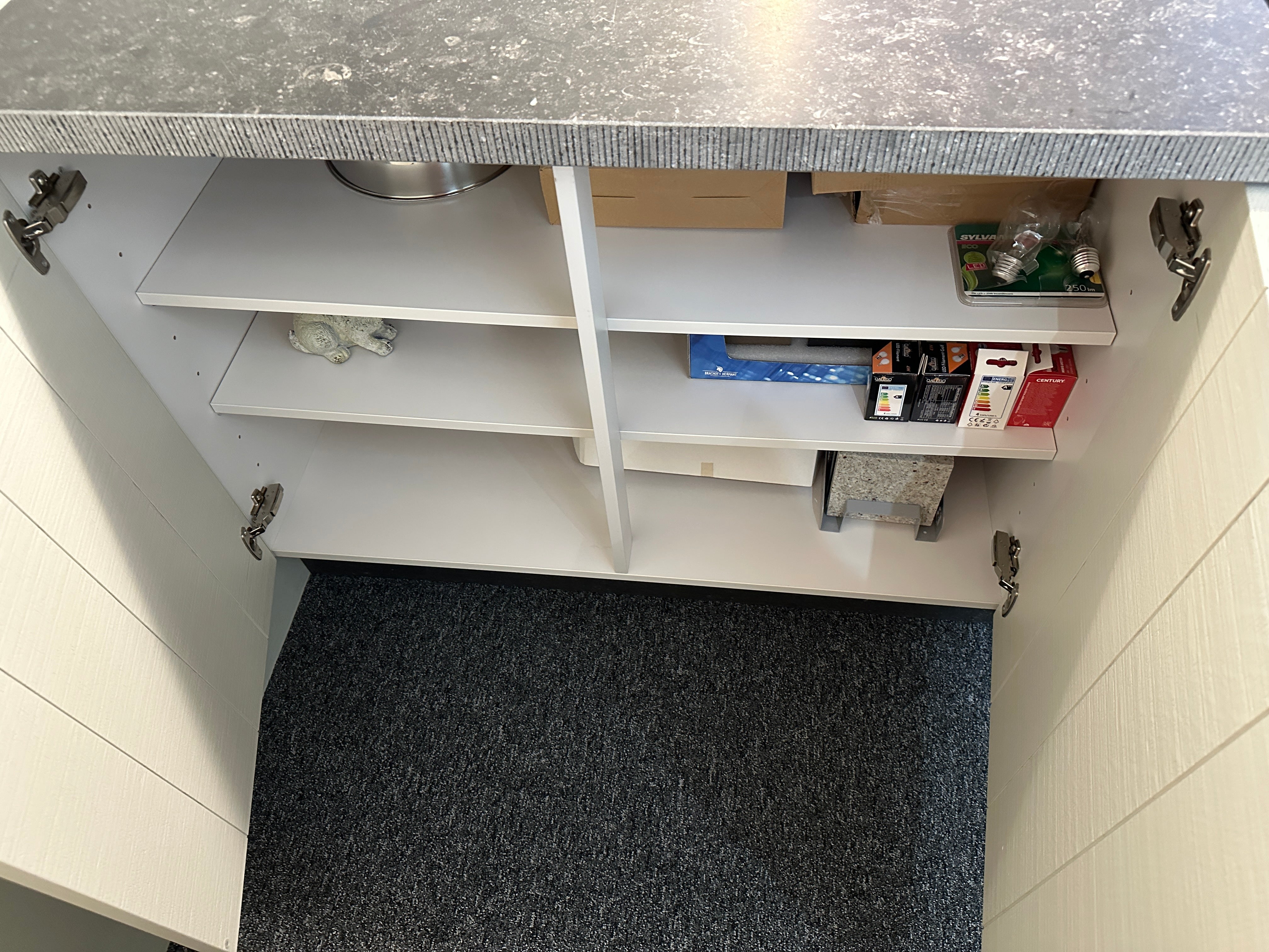 01706 - Witte schiereiland keuken met bar
