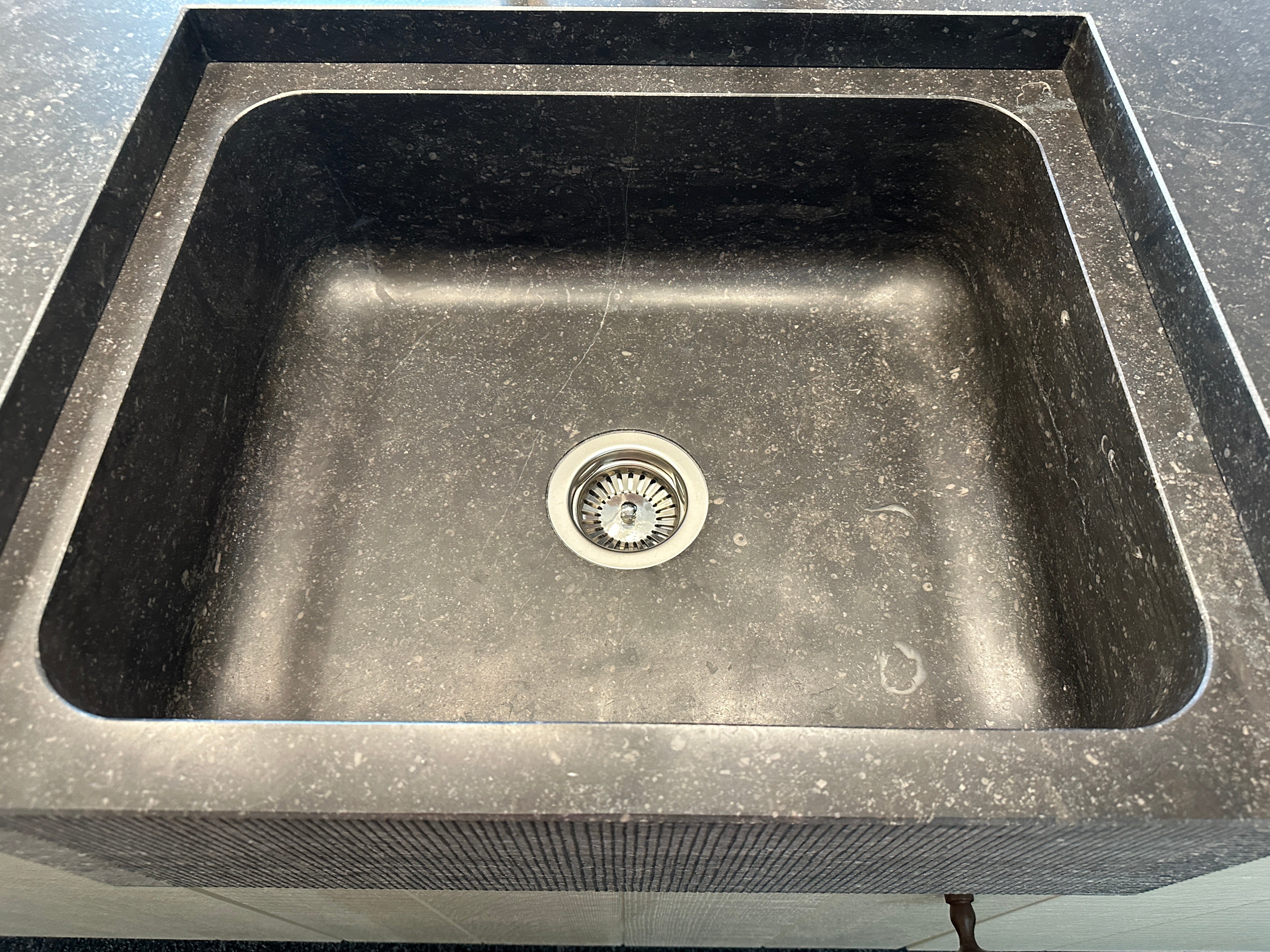 01706 - Witte schiereiland keuken met bar