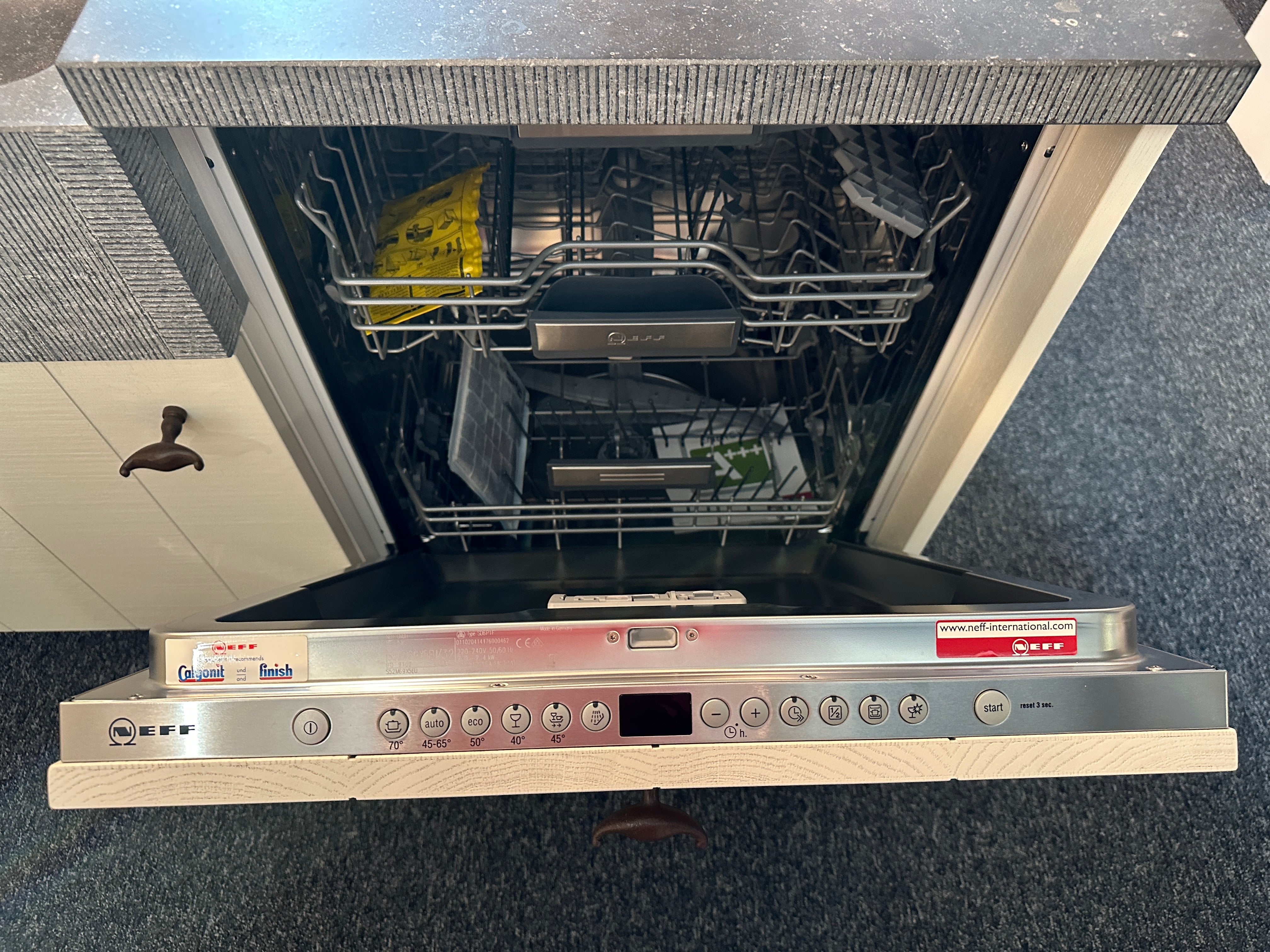 01706 - Witte schiereiland keuken met bar