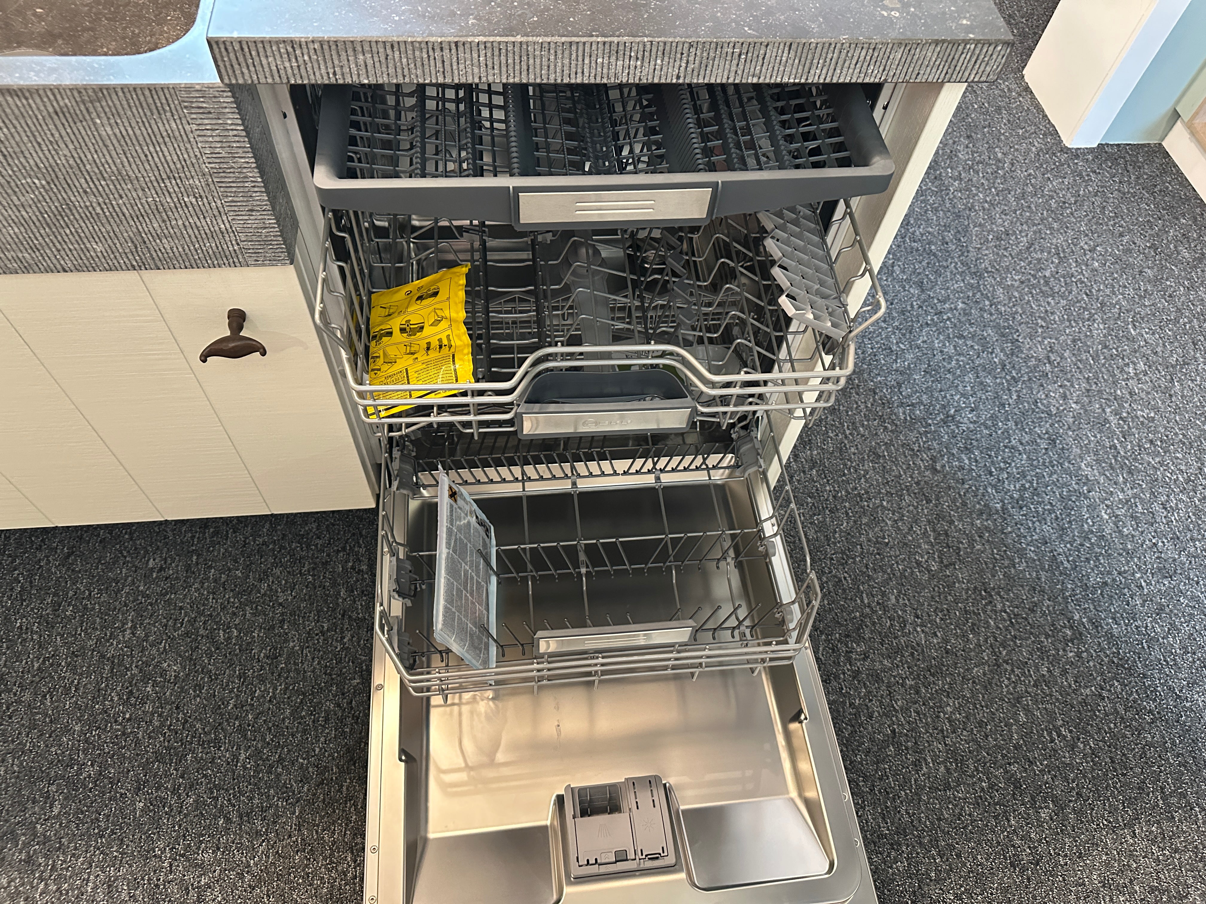 01706 - Witte schiereiland keuken met bar