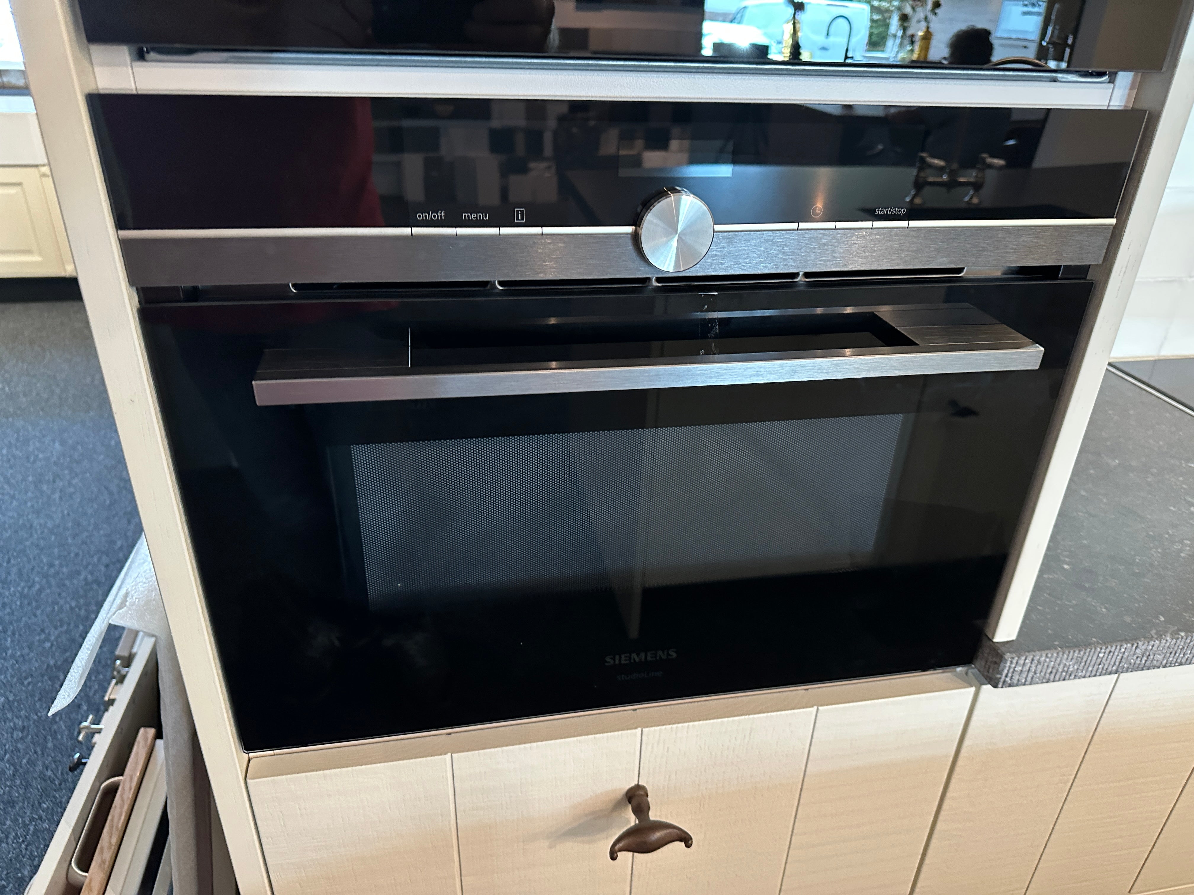 01706 - Witte schiereiland keuken met bar