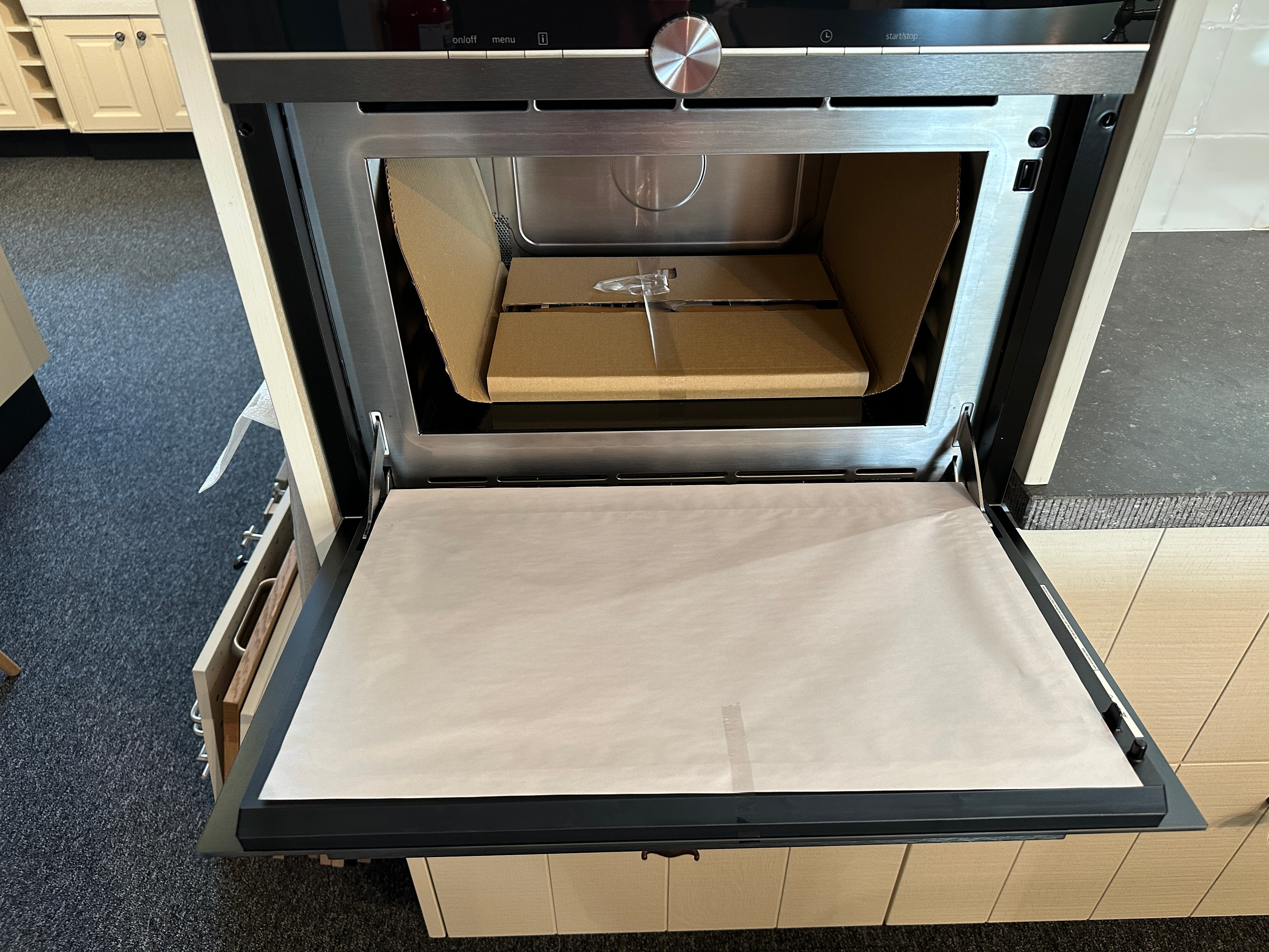 01706 - Witte schiereiland keuken met bar