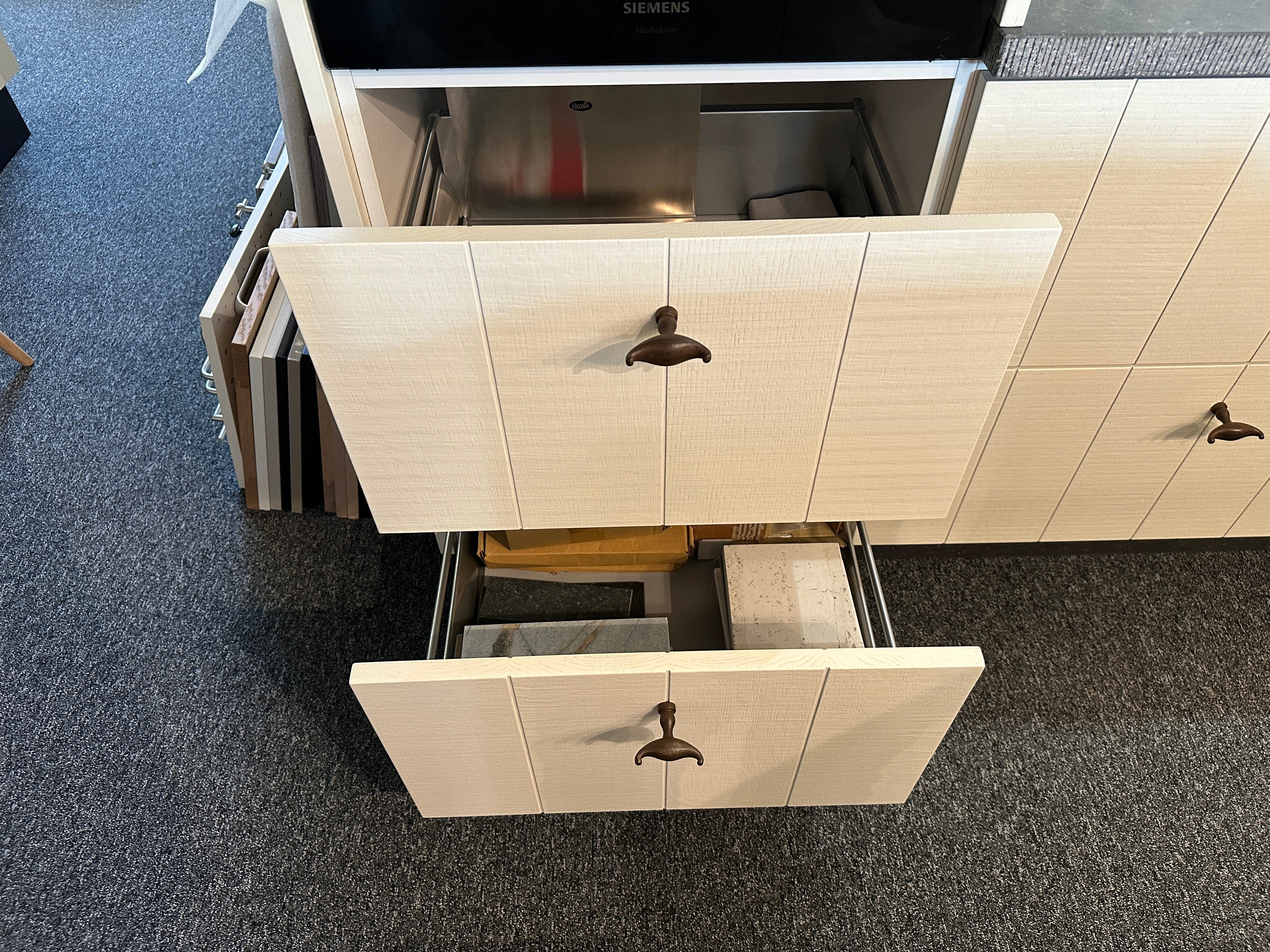 01706 - Witte schiereiland keuken met bar