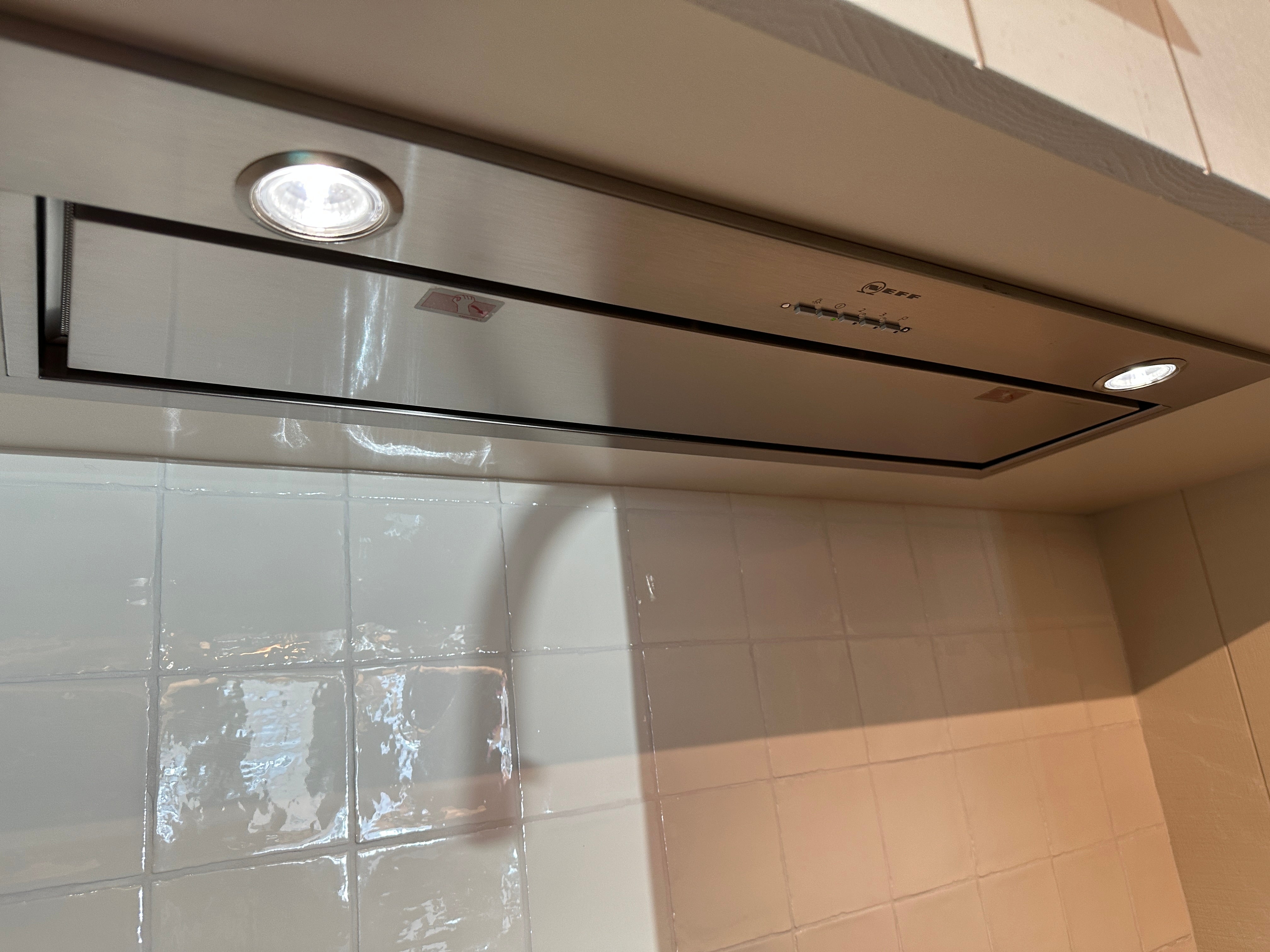 01706 - Witte schiereiland keuken met bar