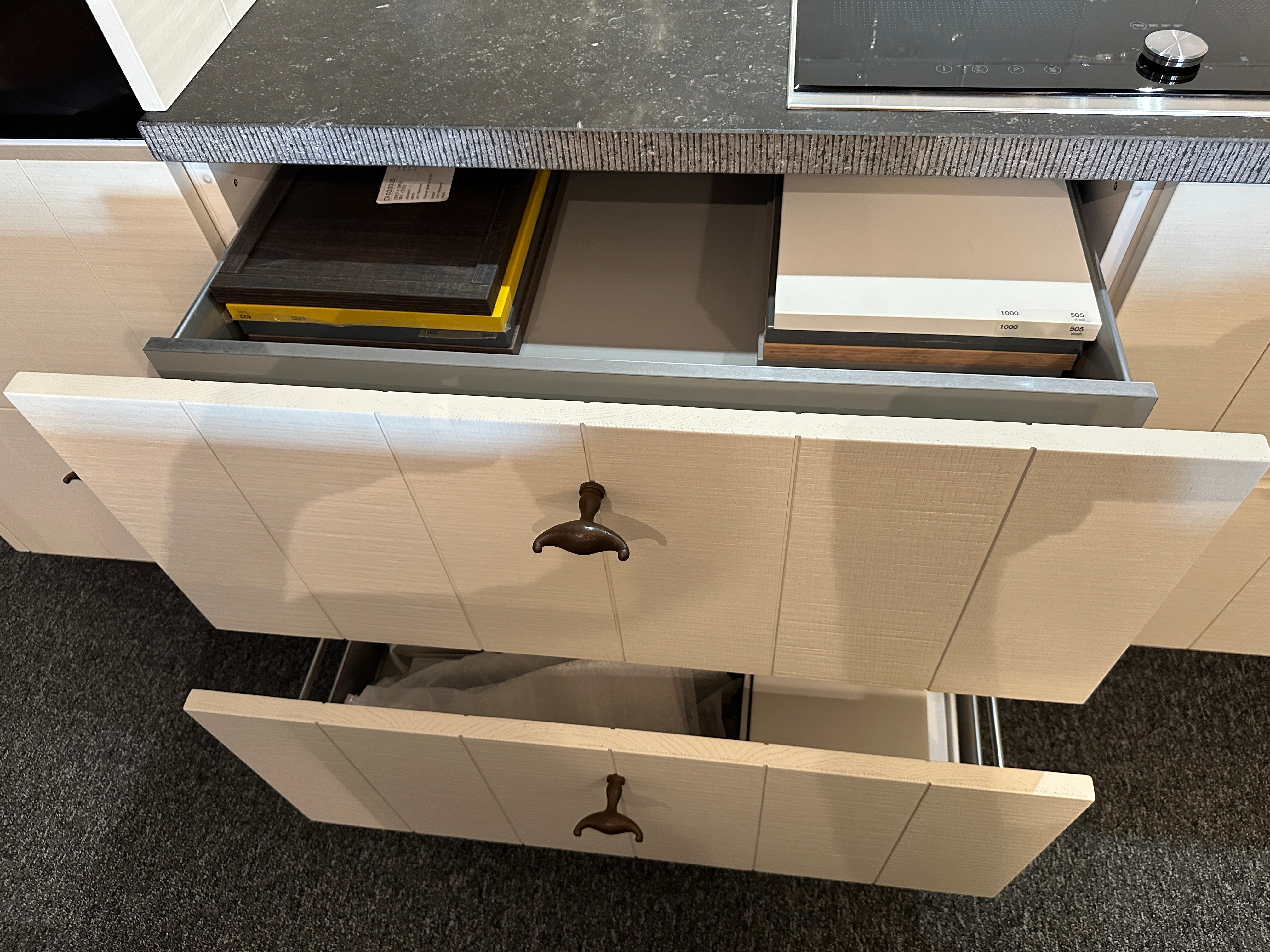 01706 - Witte schiereiland keuken met bar