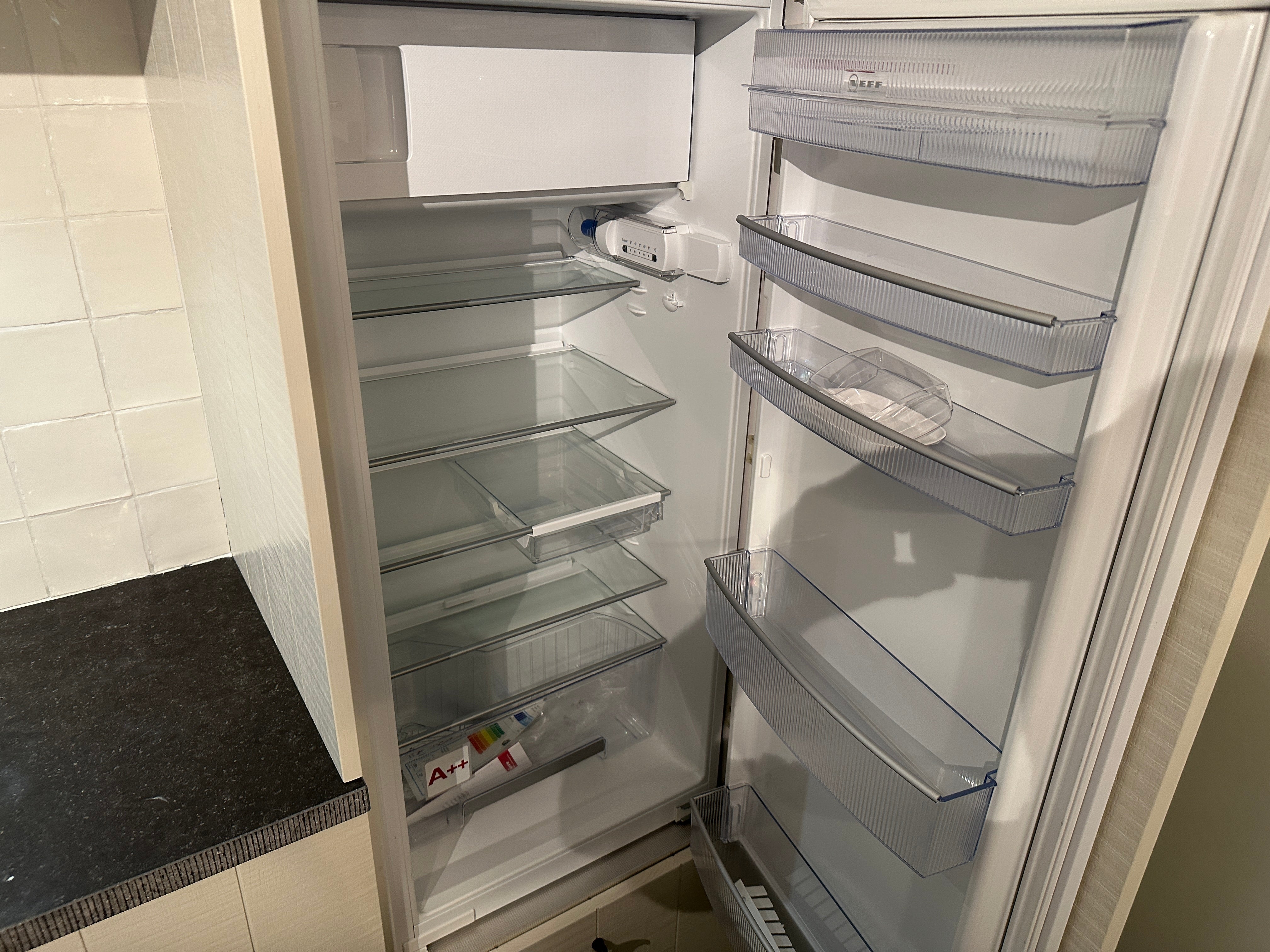 01706 - Witte schiereiland keuken met bar