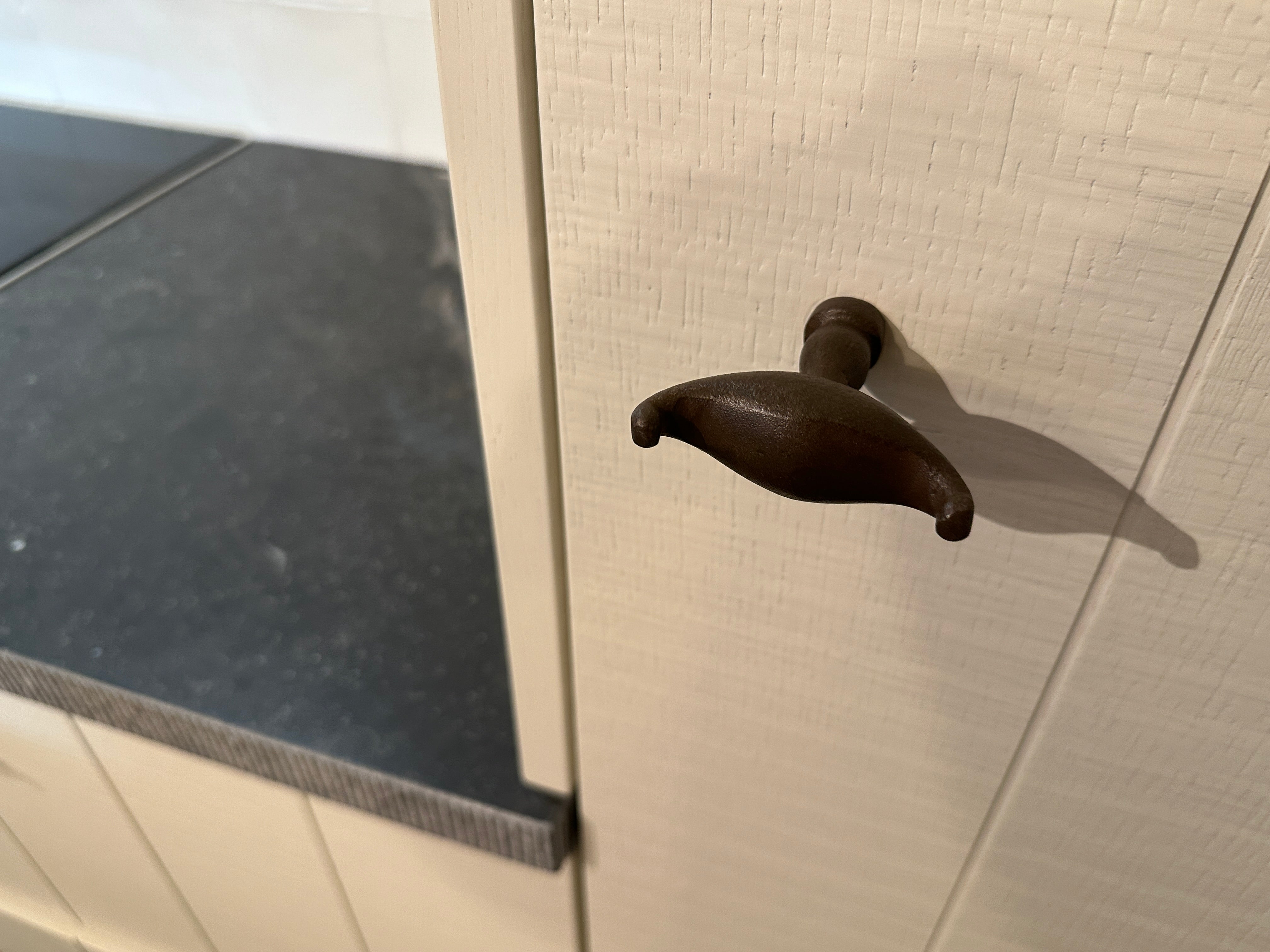 01706 - Witte schiereiland keuken met bar