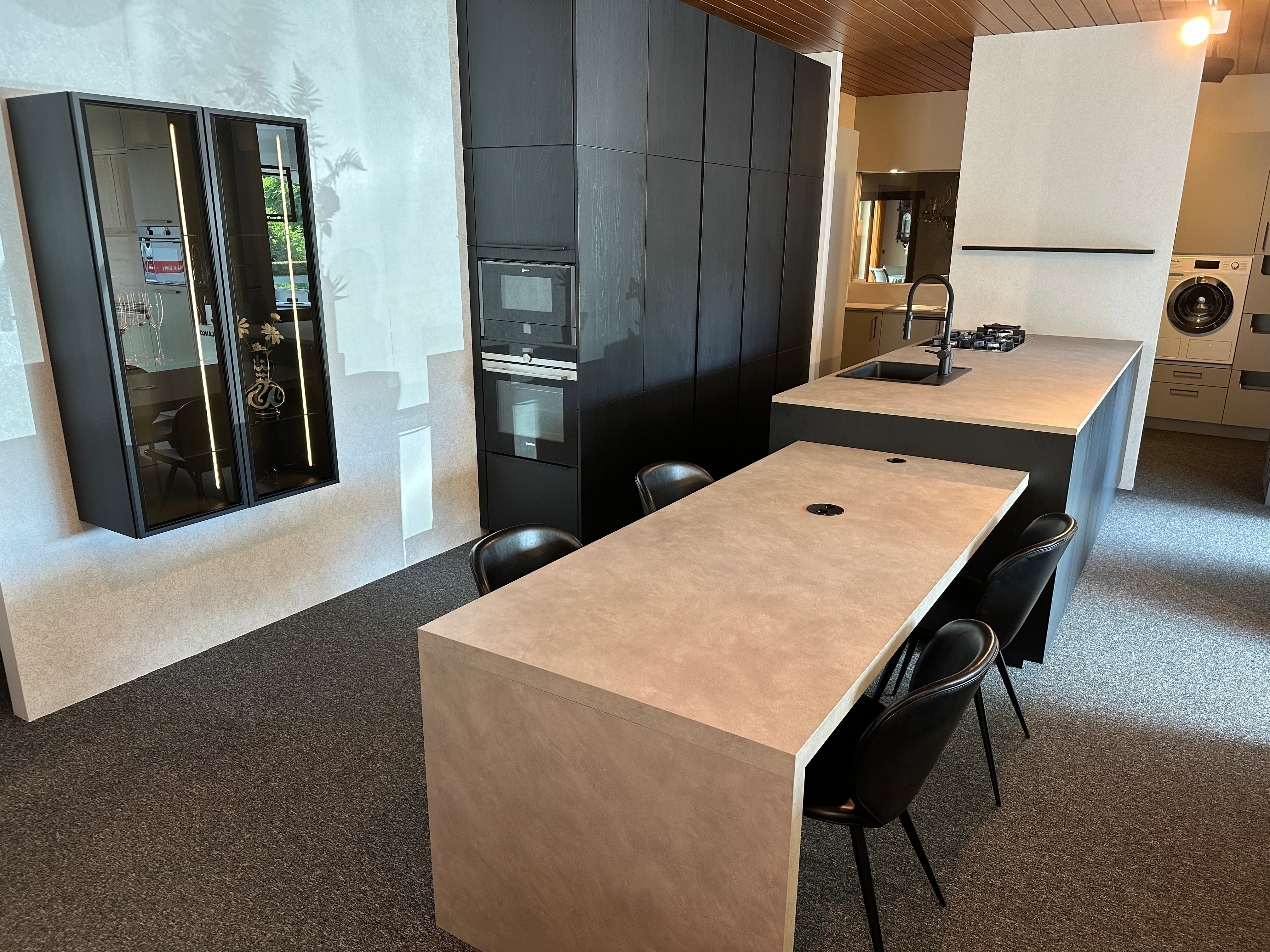 01712 - Moderne eilandkeuken met tafel