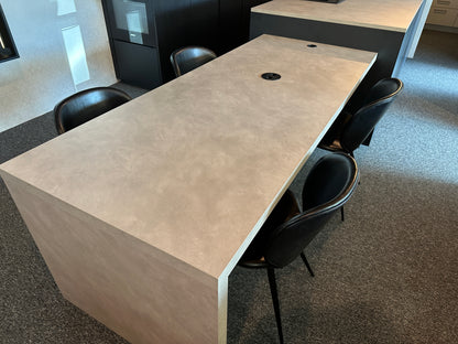 01712 - Moderne eilandkeuken met tafel