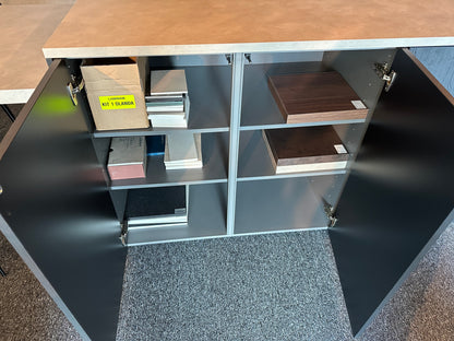 01712 - Moderne eilandkeuken met tafel