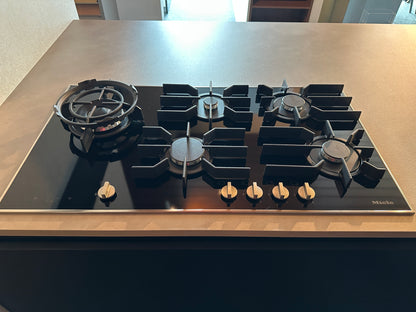 01712 - Moderne eilandkeuken met tafel