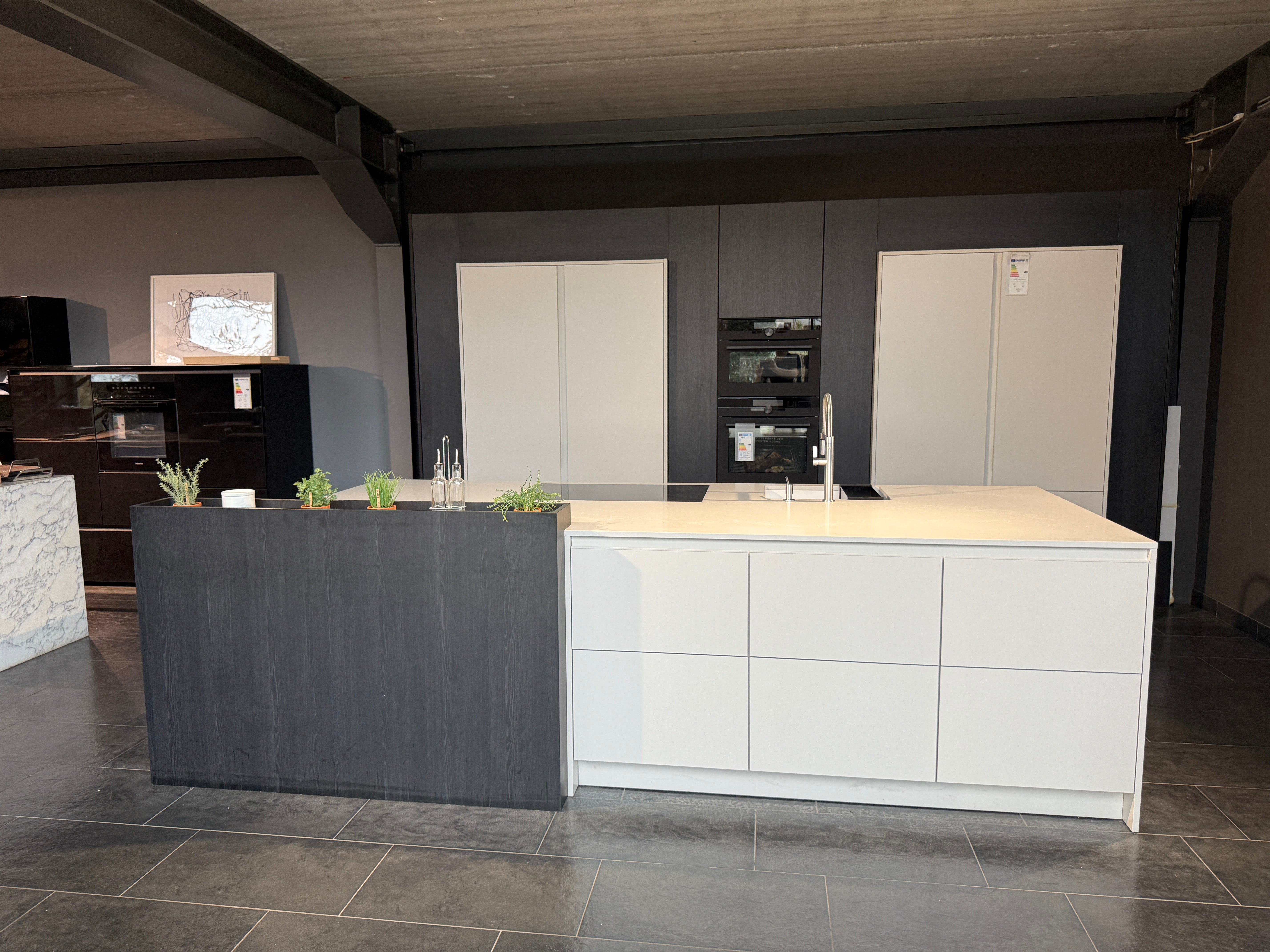 33974 - Siematic island kitchen with stone top 