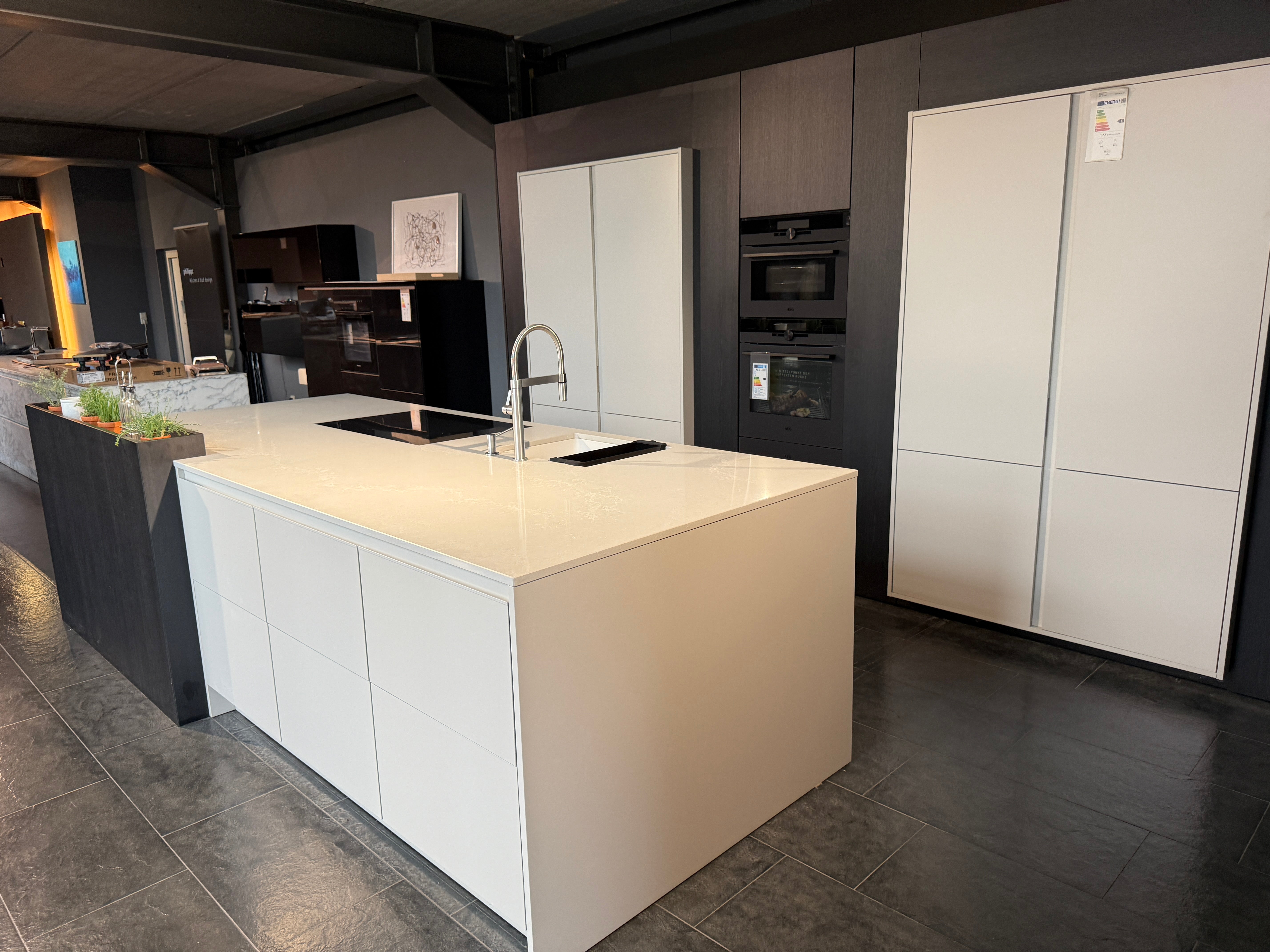 33974 - Siematic island kitchen with stone top 