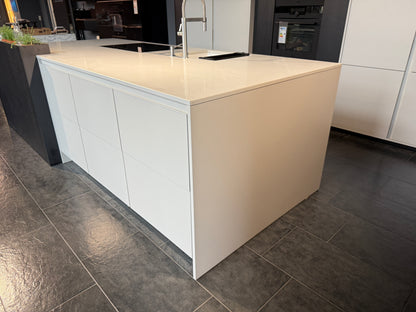 33974 - Siematic island kitchen with stone top 