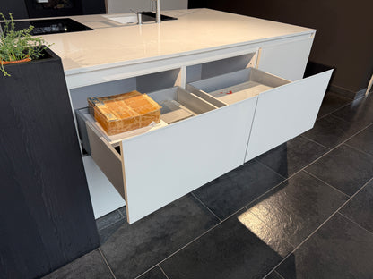 33974 - Siematic island kitchen with stone top 