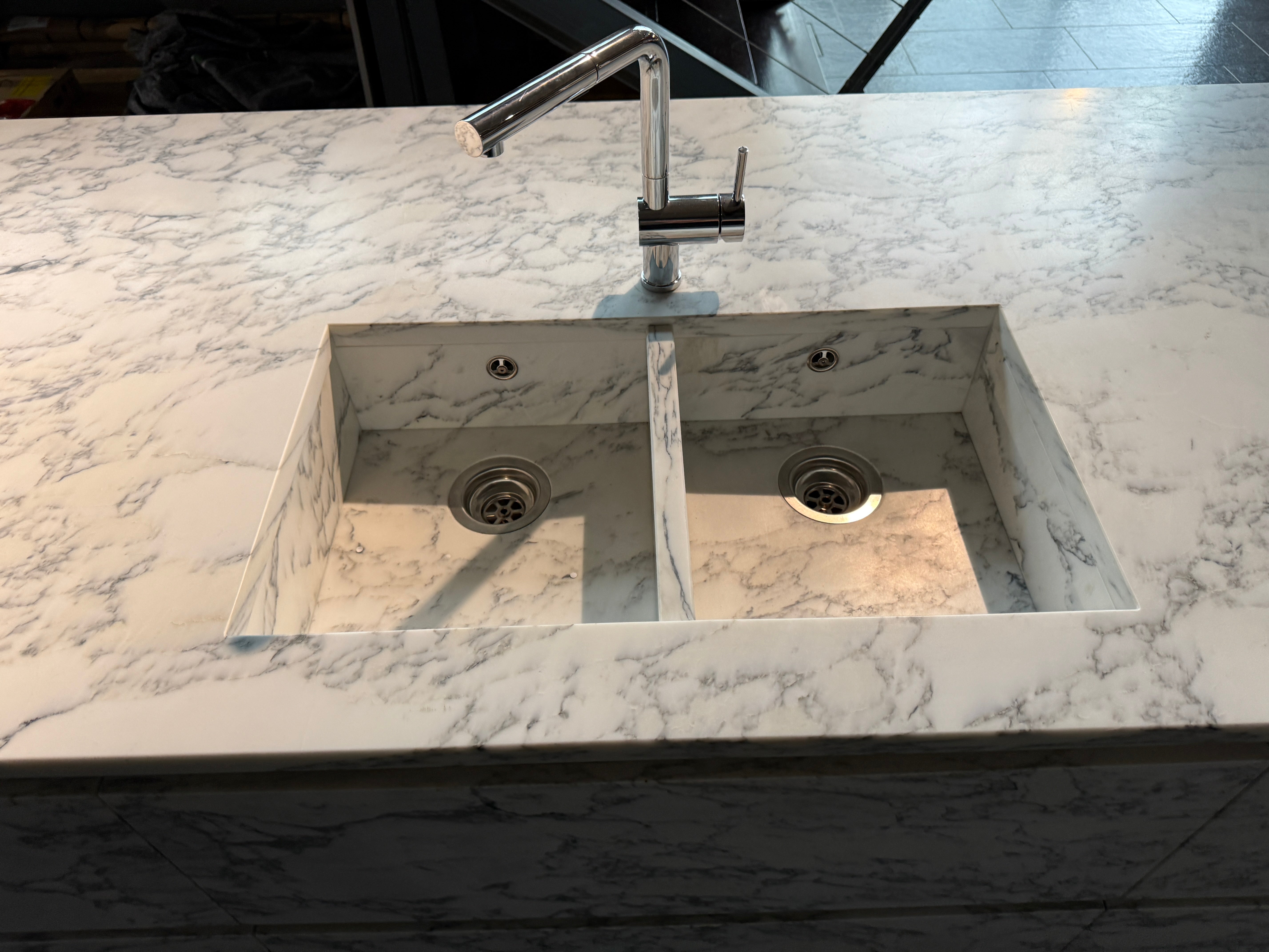 33975 - Arabescato marble island kitchen 