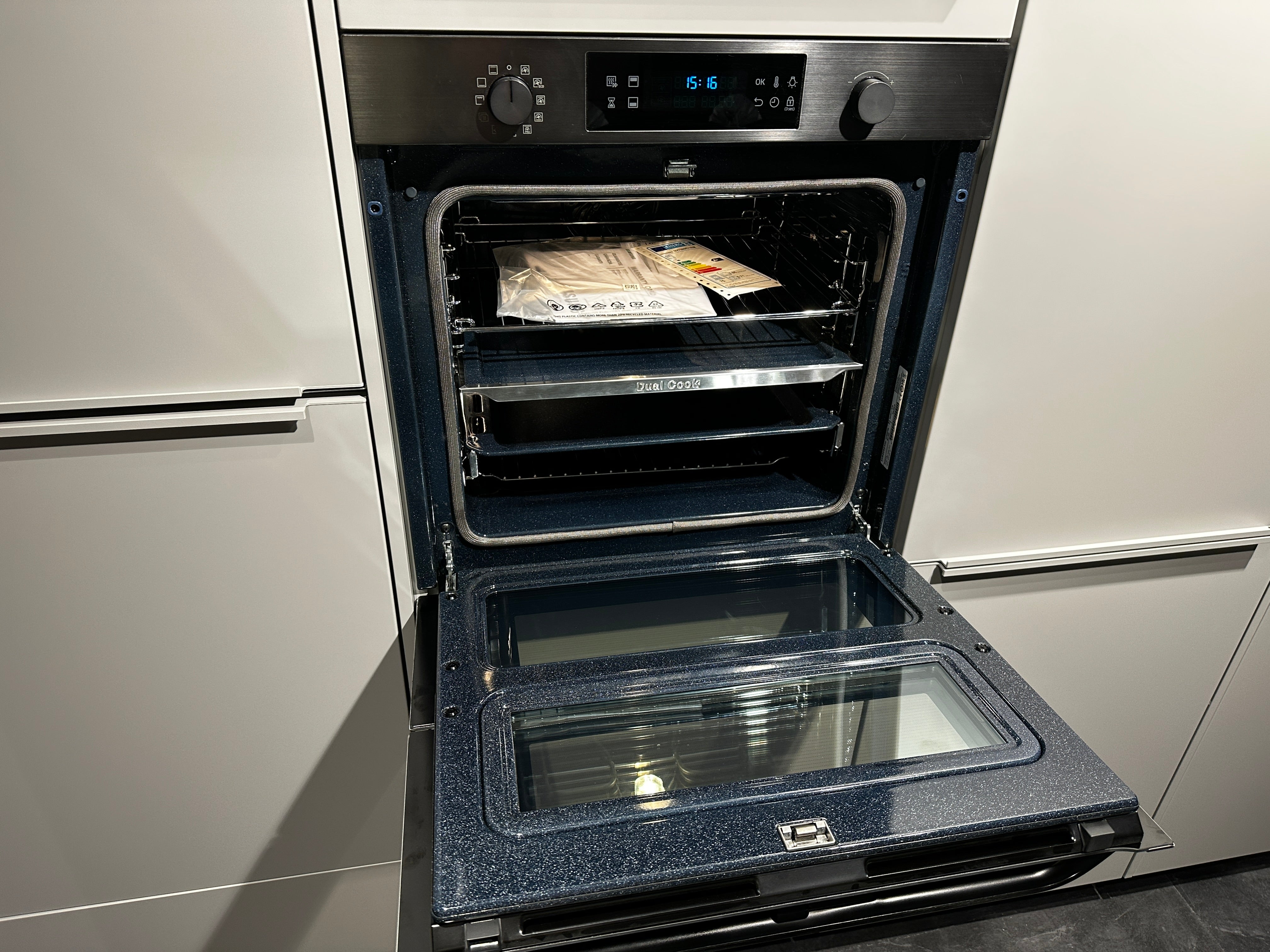 00776 - Steengrijze eilandkeuken